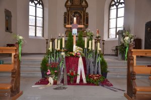 Aufbahrung mit Urne in der Friedhofshalle Feldkirch