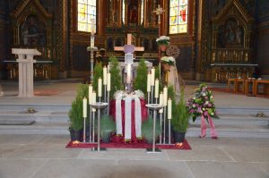 Aufbahrung mit Urne in der Kirche Hatlerdorf